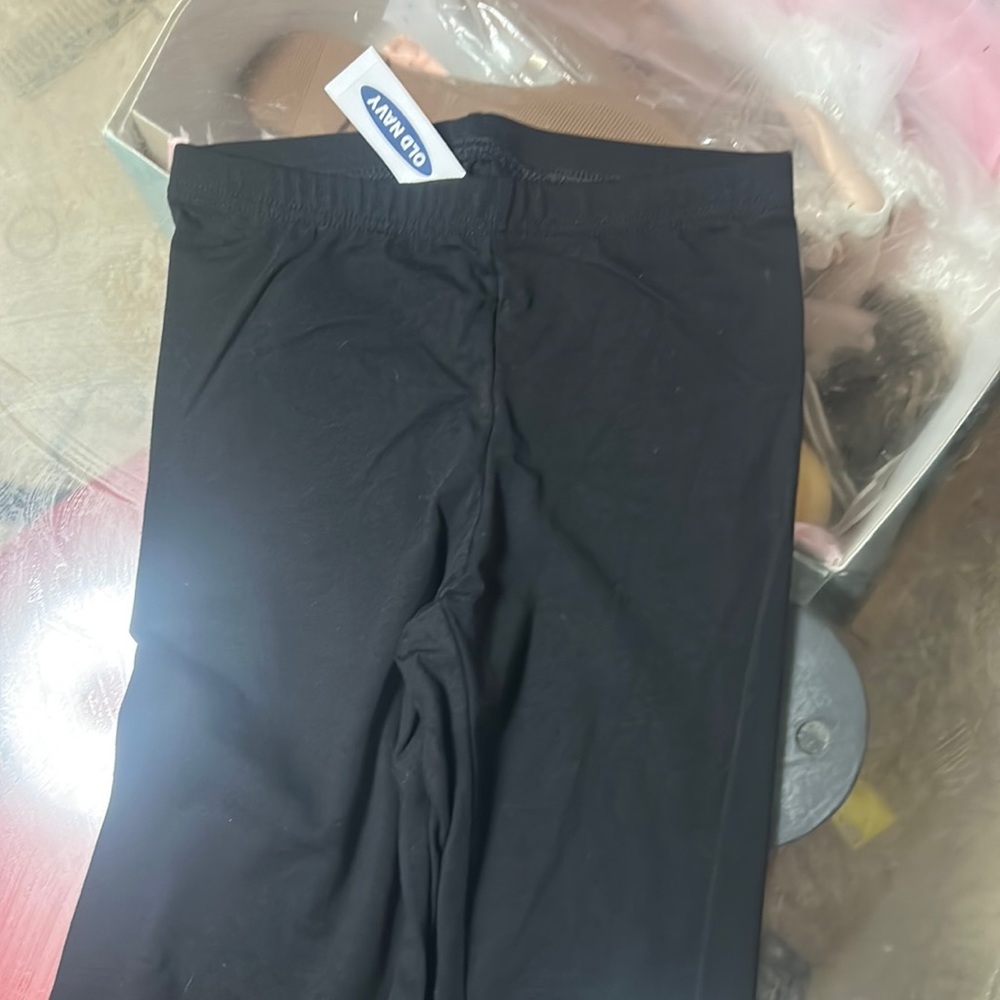 Black Old Navy leggings.